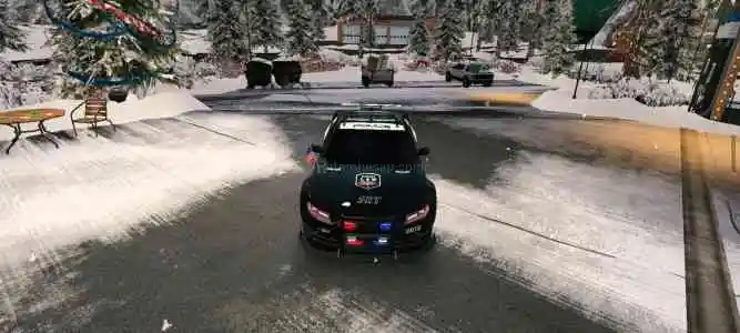 Tek bi tane polis arabası olan araç vardır herseyi vardır